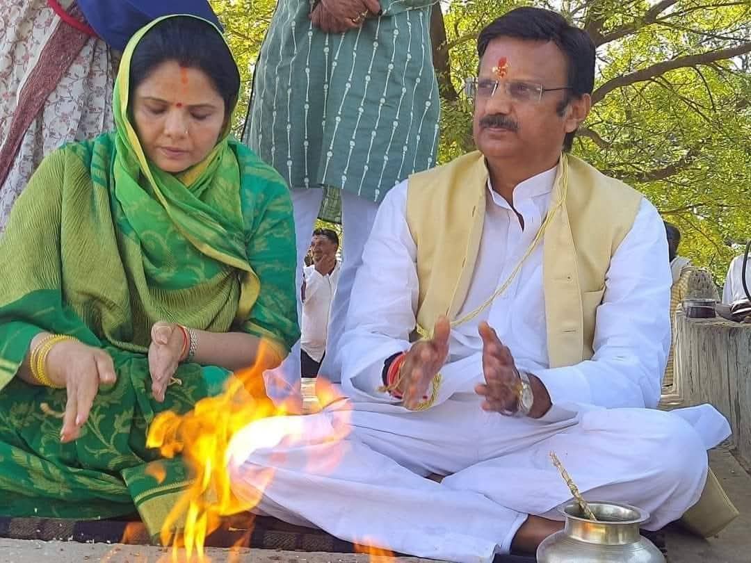 आदरणीय भैया भाभी जी को वैवाहिक वर्षगांठ की हार्दिक शुभकामनाएं बधाई <a href="/rshuklabjp/">Rajendra Shukla</a>