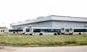Granma_Digital's tweet photo. 🚌🔧 La reparación de cien ómnibus urbanos incluye neumáticos, baterías, sistemas eléctricos y de suspensión, pintura, así como los interiores de las guaguas.
🔗 https://t.co/4XieXb9dRw https://t.co/LCvJEZO8nK