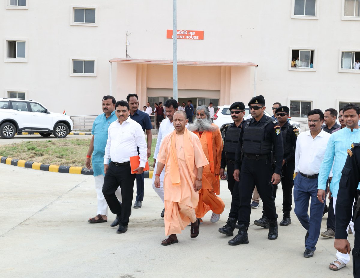 CM Office, GoUP (@cmofficeup) on Twitter photo माननीय राष्ट्रपति श्रीमती द्रौपदी मुर्मु जी के जनपद गोरखपुर में प्रस्तावित आगमन से पूर्व आज #UPCM <a href="/myogiadityanath/">Yogi Adityanath</a> ने महायोगी गुरु गोरखनाथ आयुष विश्वविद्यालय गोरखपुर का स्थलीय निरीक्षण किया।
मुख्यमंत्री जी ने तैयारियों को लेकर संबंधित अधिकारियों को सुरक्षा, सुविधा और स्वच्छता की माननीय राष्ट्रपति श्रीमती द्रौपदी मुर्मु जी के जनपद गोरखपुर में प्रस्तावित आगमन से पूर्व आज #UPCM <a href="/myogiadityanath/">Yogi Adityanath</a> ने महायोगी गुरु गोरखनाथ आयुष विश्वविद्यालय गोरखपुर का स्थलीय निरीक्षण किया।
मुख्यमंत्री जी ने तैयारियों को लेकर संबंधित अधिकारियों को सुरक्षा, सुविधा और स्वच्छता की