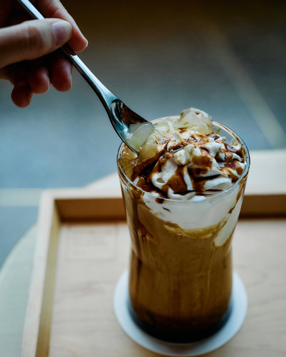 今日は #パフェの日 。この夏、
ロ―スタリー 東京でパフェと言えば？
……そう、「米糀ミルク使用 黒糖 わらび餅 パフェ ラテ」です🍨

最初のスプーンをいれる瞬間のドキドキも、パフェの楽しみですよね。

（食べたい！と思った方はコメント欄に「🤎」の絵文字で教えてください）