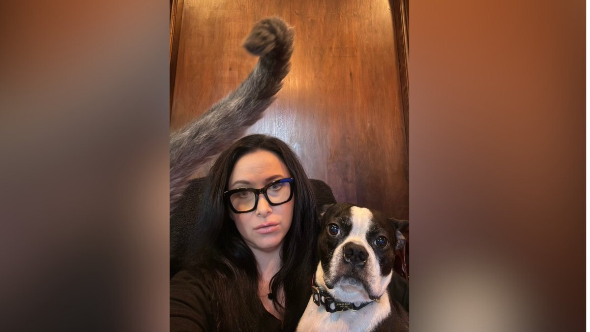 StoryWillSaveU's tweet photo. New episode! 

@SuspenseSiren, senior editor at Simon &amp; Schuster newest imprint, Simon Maverick, shares advice on queries, editing, and the first 50 pages. 

And there's talk of upholstery. Just listen. You won't regret it.

https://t.co/qsDKAnIlK7

#WritingCommunity #amwriting https://t.co/A2S41ZnQl4