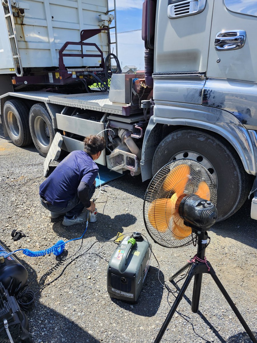 ecfour_h2's tweet image. 本日もドリップテクノワークスさんと一緒に施工中❗

当然暑い💦

いすゞギガトレーラーのカーボンクリーニングとDPFクリーニングの施工です。

本日も大量の水蒸気を排出中💨

この度はご利用ありがとうございました🙇
#熊坂建材
#DPFクリーニング
#ecfour
#ドリップテクノワークス