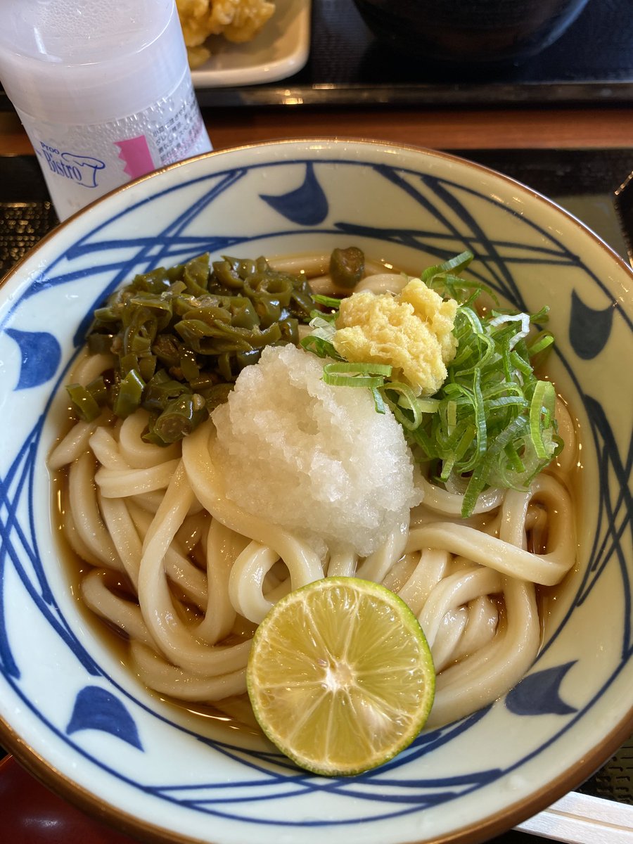 辛〜い🔥🔥🔥
だけどめちゃ美味しい🤩
お酢が無いと無理～😆
期間中何回食べられるかな🥳
 #丸亀製麺
 #青唐おろし冷