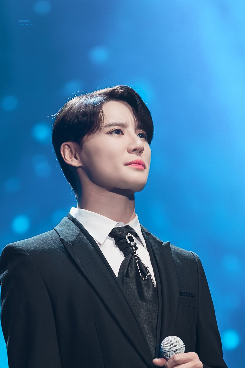 xiaclassic's tweet photo. 한겨울의 비바람이 거칠게 휘몰아쳐도
위대한 거인들과 맞서리라
자유로운 불꽃처럼 독수리 날갯짓처럼
위대한 거인들과 맞서리라
진실한 강한 영웅 최후의 승자 나니까

…🦋🩵
#XIA #김준수 https://t.co/1TjVINZPXA