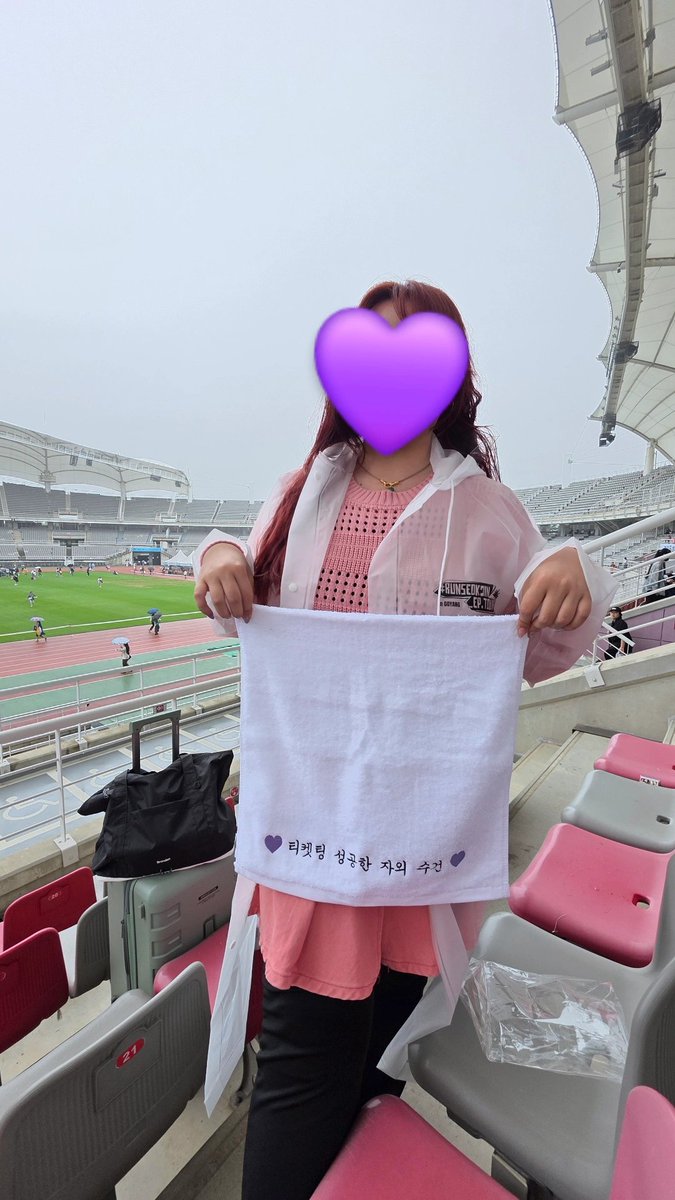 BTS JIN　タオル・フォトカード・レインコート（高陽公演） GugAo-VbAAALzm9.jpg