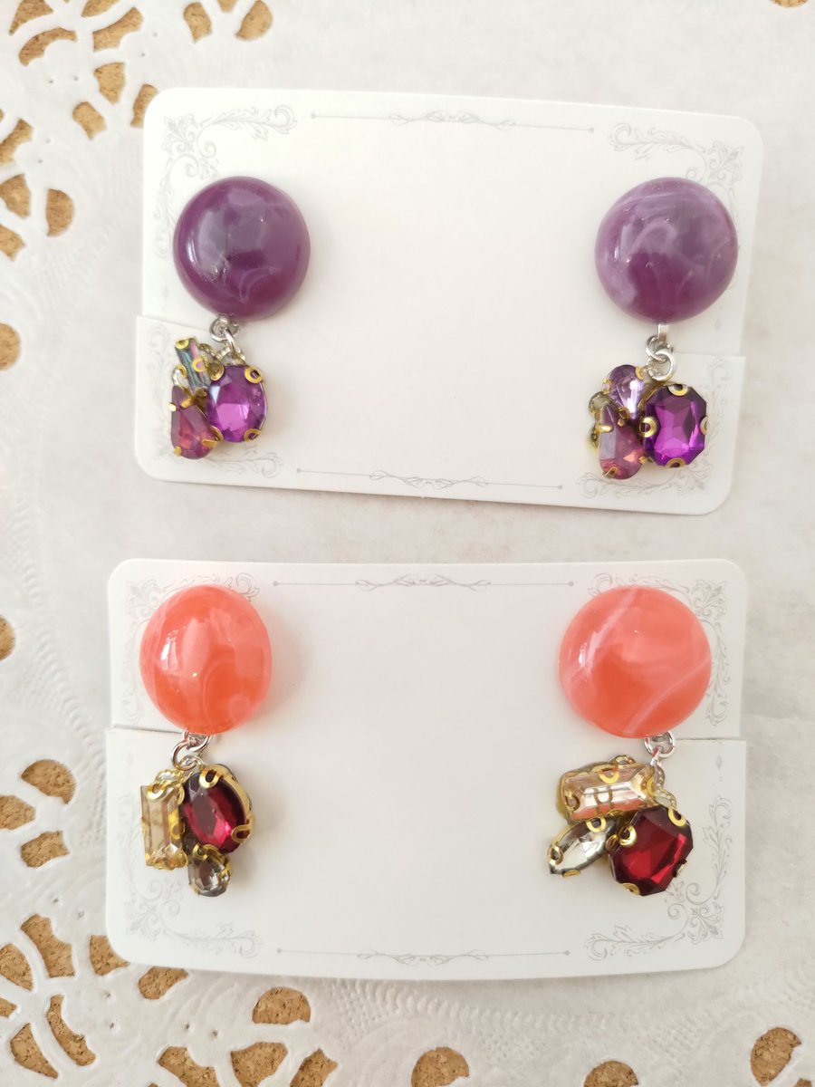 ShopMituboshi's tweet photo. ✨【新入荷情報】✨
MEKAさんより、新商品入荷しました！
カボションにキラリと煌めくビジューが揺れる「パステルカボションビジューイヤリング」です。
軽くて使いやすい逸品で、普段使いから特別な日にも似合います🩵
すべて組み合わせが違う１点ものです。
#ハンドメイド #江古田 https://t.co/VPReku3156