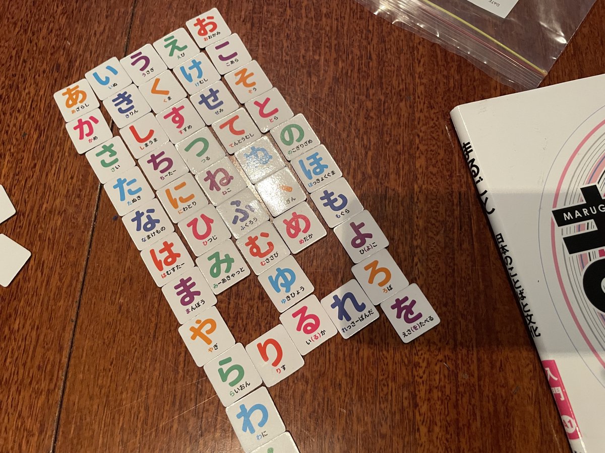 smiling_yuko's tweet image. まるごと入門クラス2週目。コース申込時の面談でひらがなアプリを紹介、コース開始前からひらがな学習を始めてもらったおかげで、すでにひらがながほぼ読めるように。今週は100均のひらがなマグネットで50音順に並べてみる。ペアで協力して、ｱｲｳｴｵ..ｶｷｸｹｺ..とか言いながら和やかなひととき。