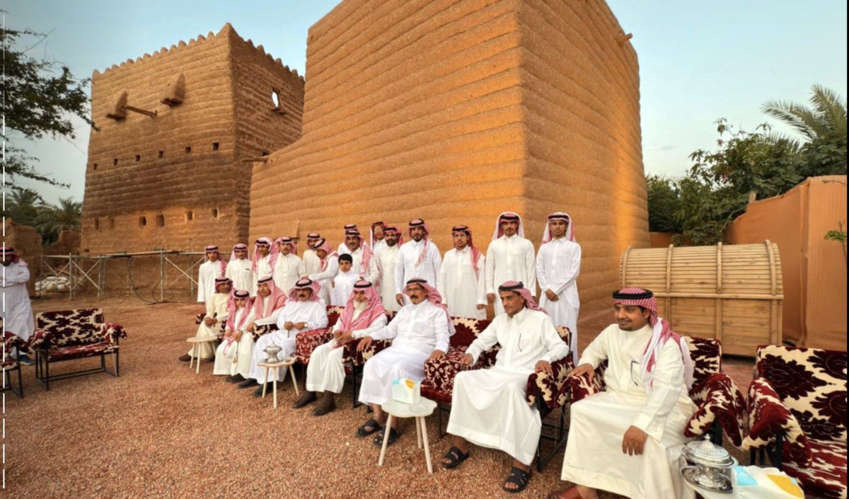 #حائل
#مغيضة 
<a href="/alebdah1/">عائلة العبده</a> 
مغيضة،سيدة الماضي وعنوان الإنتماء، تتوشح
بتاج الطين وأثواب المجد وصفحات التاريخ المطرزه بخيوط الكرم، بيوت من الزمن تغني أناشيد الأجداد وميراث الماضي التليد، الذي يحي التاريخ في صدر الحاضر، بسواعد ابناء أسرة العبده الكرام، متعهم الله بالصحه وادام اجتماعهم.