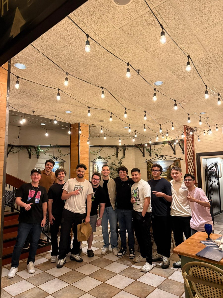 Kuri⚡️ (@slykurii) on Twitter photo Y otra con los frenes de <a href="/OpTicTexas/">OpTic Texas</a> 🙂↕️ Y otra con los frenes de <a href="/OpTicTexas/">OpTic Texas</a> 🙂↕️