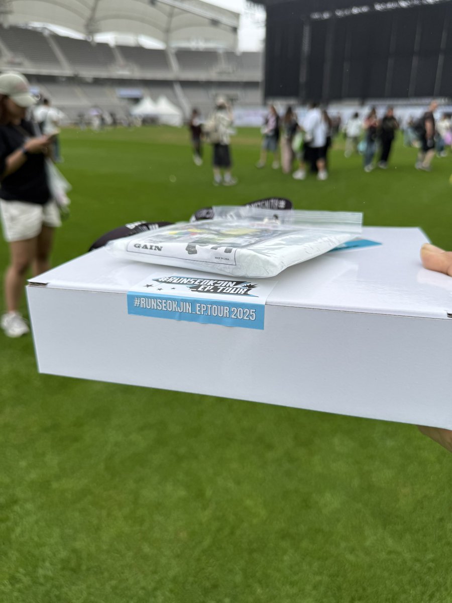 ARMY is getting this gift from Seokjin. all ticket holders are getting this with rain poncho. I didn’t open it yet 

JIN TOUR TODAY
#RUNSEOKJIN_EP_TOUR 
#RUNSEOKJIN_epTOUR_GOYANG 
#Jin_TOUR