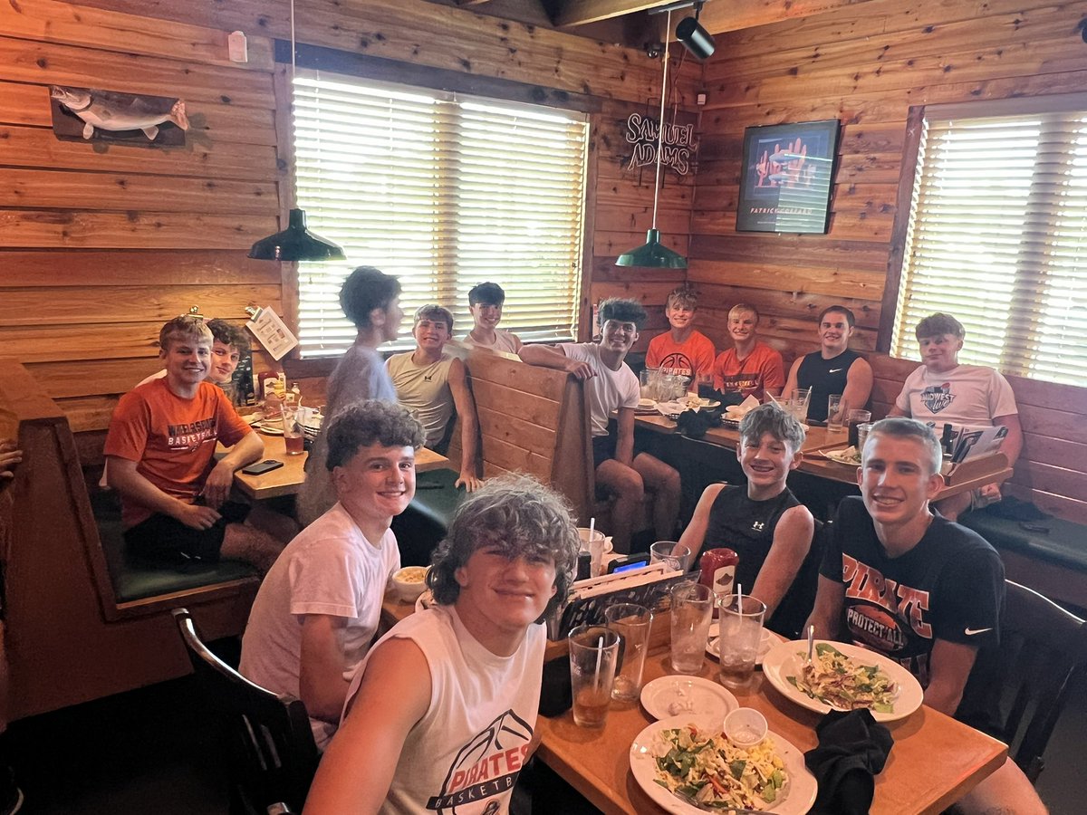 Day 1 of <a href="/ohioBKcoaches/">OHSBCA</a> Midwest Live in the books. 2-0 on the day and looking forward to Day 2! #MWLiveBoys2K25