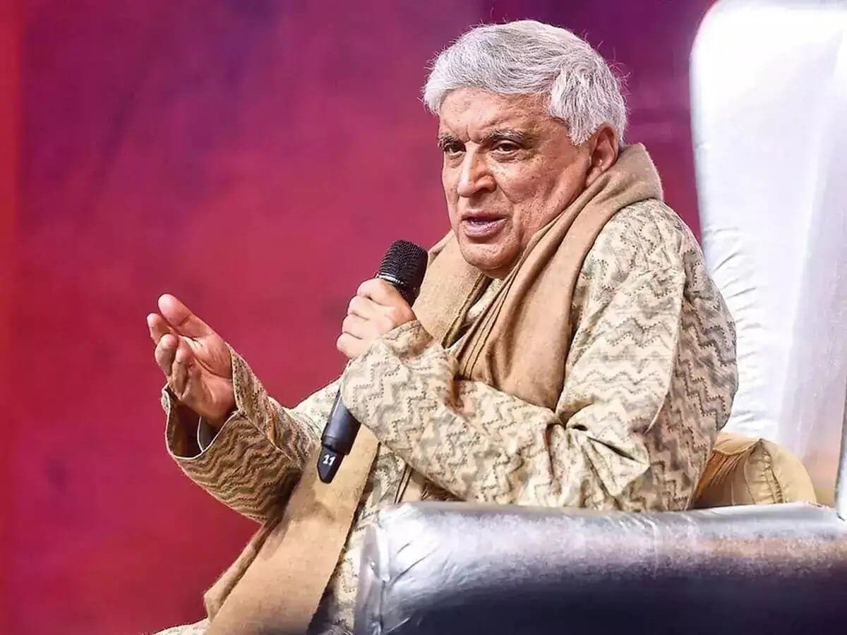 "जिसने मोहब्बत को तहज़ीब दी।"

प्रिय जावेद साहब, <a href="/Javedakhtarjadu/">Javed Akhtar</a>

मैं जानता हूँ कि ये ख़त उस भीड़ में खो सकता है जहाँ हर दूसरा अल्फ़ाज़ आपको छूने की नाकाम कोशिश करता है, लेकिन फिर भी ये लिख रहा हूँ - क्योंकि कुछ चुप्पियाँ दिल में बोझ की तरह जमने लगती हैं, और उन्हें आपके दरवाज़े