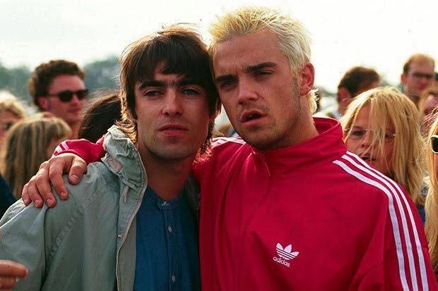 hourlywilliams's tweet photo. Robbie Williams &amp; Liam Gallagher at Glastonbury 1995 https://t.co/Tr7t6zee0Q