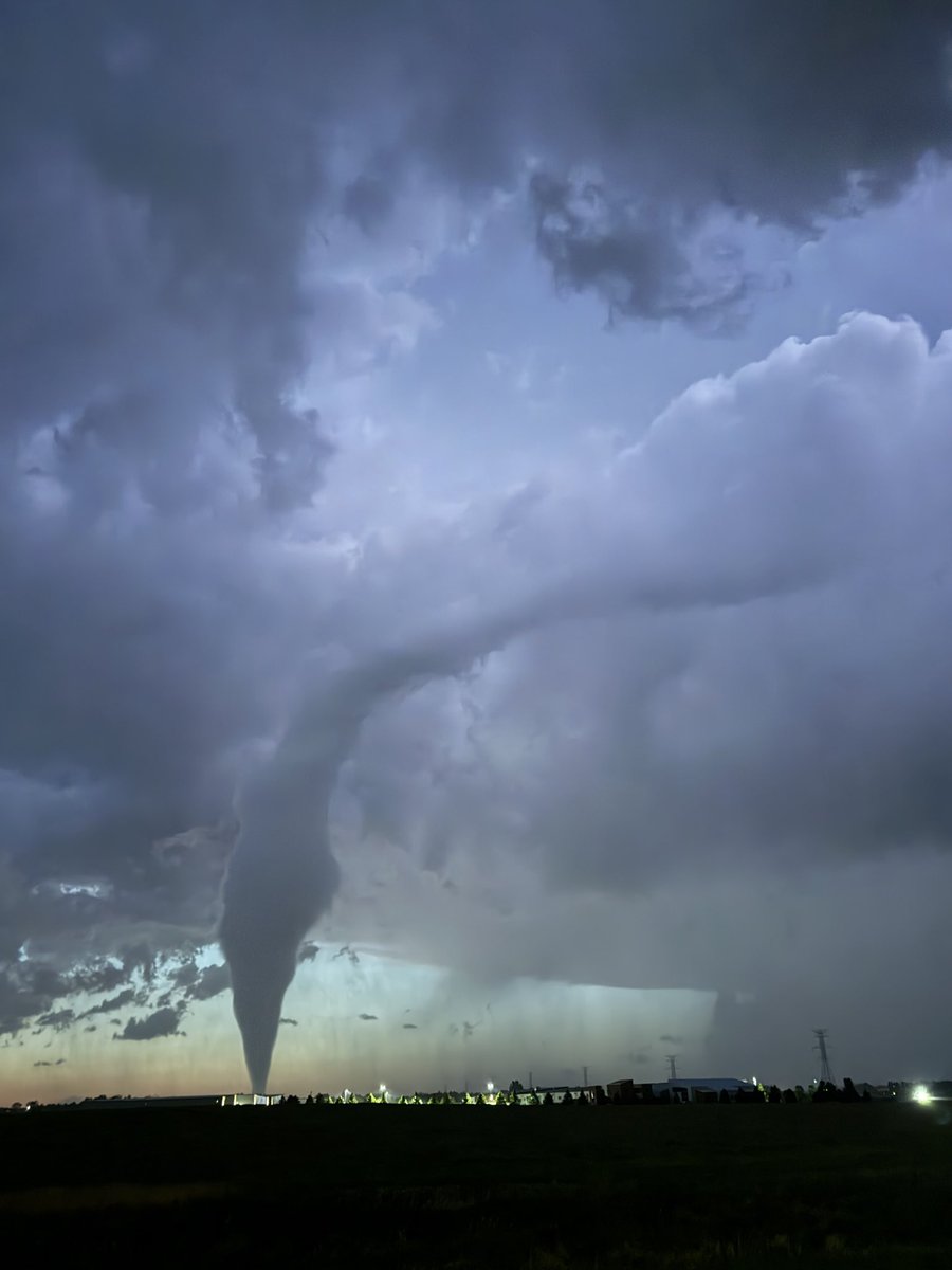 COWeatherguy's tweet image. Tornado continues to be on the ground north of Bismarck, ND @NWSBismarck