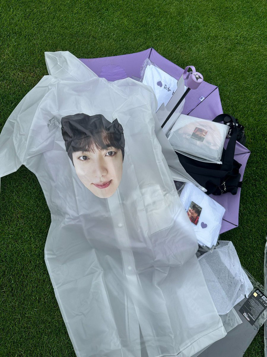 so this is the raincoat theyre giving to everyone attending the concert and it has seokjin’s cute face printed on it?! I WANT ONE FOR ME TOO 😭

JIN TOUR TODAY 
#RUNSEOKJIN_epTOUR
#Jin_TOUR #방탄소년단진