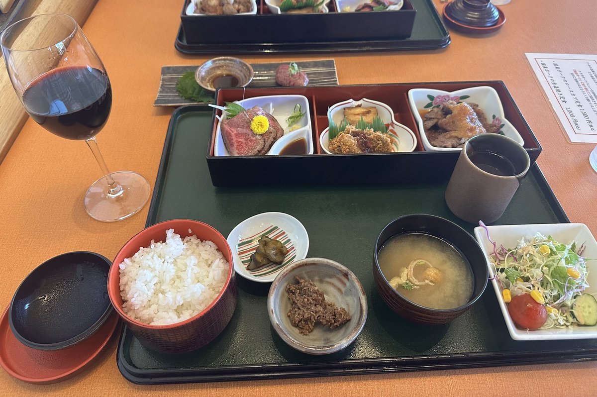 最近誕生日だったので旦那が肉をご馳走してくれました✨

定食にワインは見た目アレだったけど肉づくしで美味しかった☺️