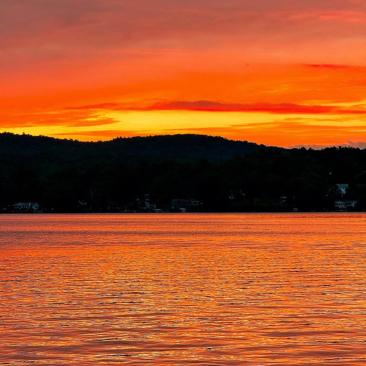 zacharyjharvey's tweet image. A stunning sunset last night on Lake Bomoseen. Grateful to serve the town of Castleton and represent such a beautiful part of Vermont 🌅