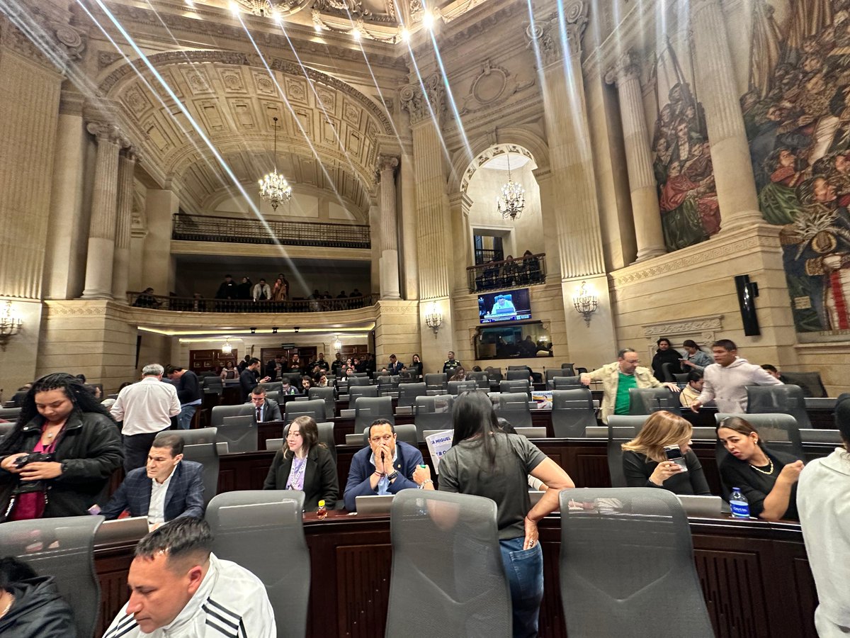 🚨El Centro Democrático y Cambio Radical deciden NO asistir al debate de la Reforma Pensional para que no haya quorum. Entorpecen como pueden las acciones que necesita el pueblo.

Son tan poca cosa que hacen este tipo de jugadas hasta para negarle un ingreso económico a ancianos