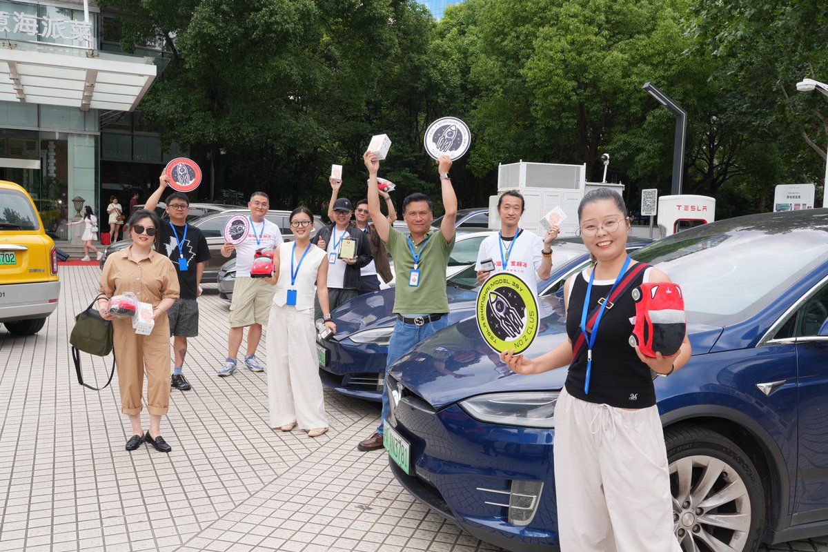 ShOwners's tweet photo. Happy 54th Birthday, Elon!  
From Shanghai Tesla Owners Club HuFa:  
We celebrate by supporting ALS warriors.  
Action speaks louder than words. 🎗️🚗@elonmusk @Tesla https://t.co/0C8AJIPSFQ