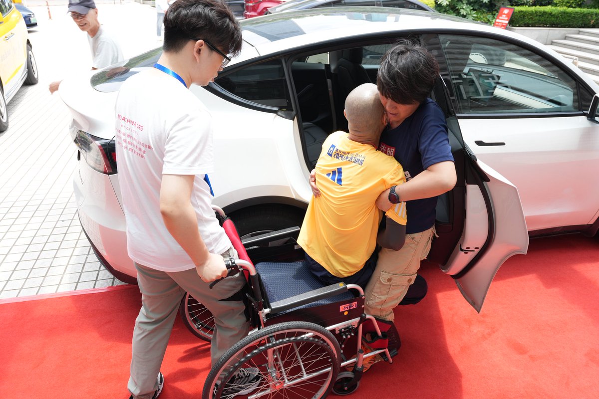 ShOwners's tweet photo. Happy 54th Birthday, Elon!  
From Shanghai Tesla Owners Club HuFa:  
We celebrate by supporting ALS warriors.  
Action speaks louder than words. 🎗️🚗@elonmusk @Tesla https://t.co/0C8AJIPSFQ