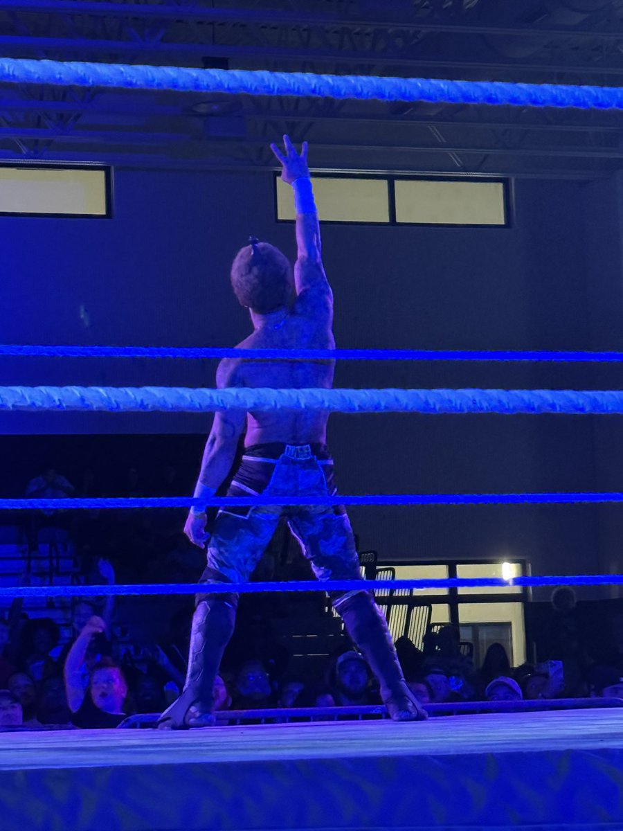 Hey <a href="/WesLee_WWE/">WES LEE</a> , this was 10 minutes before you untied my shoes at #nxtfortpierce 

#heelmove 

#NXTFtPierce #nxt