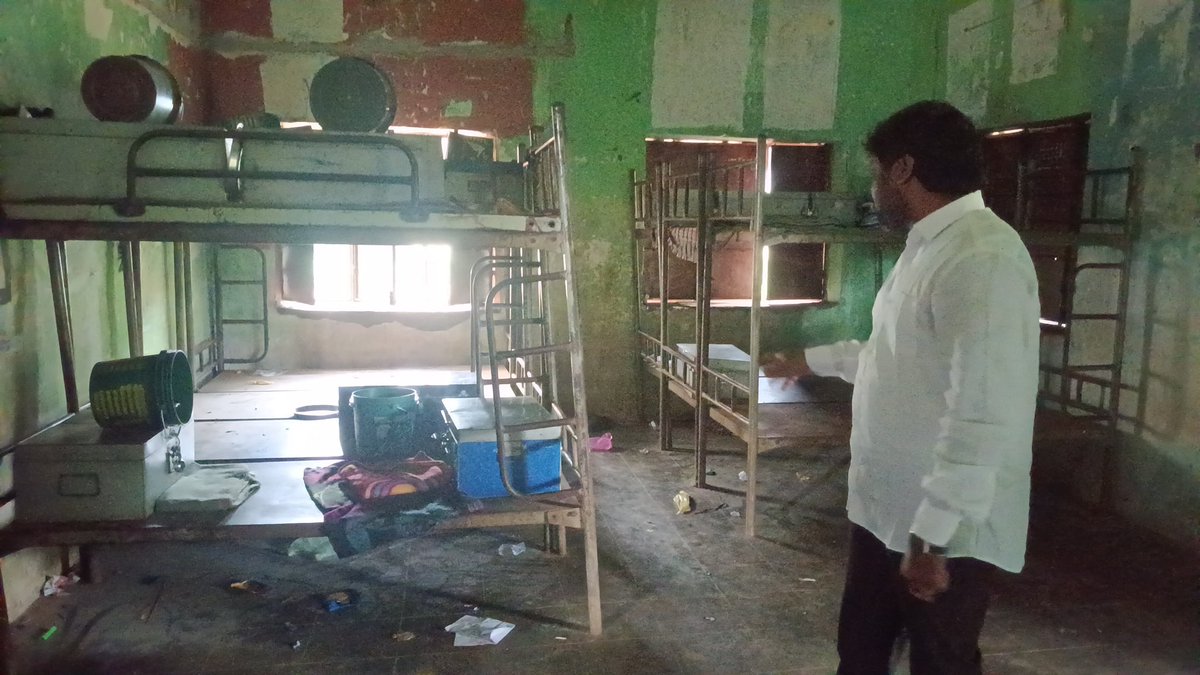 YSRCParty's tweet photo. జిల్లా కేంద్రంలో అధికారులు లు పర్యవేక్షణ ఇంత లోపమా..గిరిజన ప్రాంత విద్యార్థులపై ప్రభుత్వం ఇంత శాపమా? 

అల్లూరి సీతారామరాజు జిల్లా 
జిల్లా కేంద్రమైన పాడేరు పట్టణంలో���ి తలరసింగి ప్రభుత్వ గిరిజన సంక్షేమ బాలుర ఆశ్రమ పాఠశాలలో ఈరోజు ఎమ్మెల్యే విశ్వేశ్వరరాజు గారు తనిఖీ చేశారు, హాస్టల్ వసతి గృహాల్లో గిరిజన విద్యార్థులు ఉంటున్న గదులను ఎమ్మెల్యే మత్స్యరాస విశ్వేశ్వర రాజు గారు స్వయంగా చూసి చలించిపోయారు.పాఠశాలలో సుమారు 432 మంది గిరిజన  విద్యార్థులు ఉన్నారని కానీ వారికి ఎటువంటి మ��లిక వసతి సదుపాయాలు లేవన్నారు. విద్యార్థులు ఉంటున్న గదులు చూస్తే పందులు కూడా అసహ్యించుకొని నిద్రపోవన్నారు. పూర్తిగా  తలుపులు కిటికీలు లేక హాస్టల్ మొత్తం అధ్వాన్నంగా ఉందని, భవనం పూర్తిగా శిధిలదశకు చేరిందని, ప్రతి రోజు విద్యార్థులు నిద్రిస్తున్న సమయంలో భవనం పెచ్చులూడి పడుతుందన్నారు. జిల్లా అధికారులు రోజు ఇదే మార్గంలో రాకపోకలు సాగేస్తుంటారని కానీ లోపల విద్యార్థులు పడే బాధలు  తెలుసుకోలేకపోవడం తీవ్ర విచారకరమన్నారు. ఇంత దారుణంగా జిల్లా కేంద్రంలోని ఓ గిరిజన సంక్షేమ వసతి గృహం పరిస్థితి ఉంటే  రాష్ట్ర ముఖ్యమంత్రి చంద్రబాబు నాయుడు, రాష్ట్ర విద్యా శాఖ మంత్రి నారా లోకేష్, గిరిజన సంక్షేమ శాఖ మంత్రి గుమ్మడి సంధ్యారాణి గిరిజన సంక్షేమానికి పెద్దపీట వేస్తున్నామని చెప్పడం సిగ్గుచేటు అన్నారు. జిల్లా కేంద్రంలోని వసతి గృహం పరిస్థితి ఇలా ఉంటే మారుమూల ప్రాంతంలో గిర���జన సంక్షేమ వసతి గృహాల పరిస్థితి ఏమిటి అని ప్రశ్నించారు. కాలం చెల్లిన భవనాల్లో విద్యార్థులను ఉంచటం సరైన పద్ధతి కాదన్నారు. విద్యార్థుల��ు ఏదైనా జరగరానిది జరిగితే ఎవరు బాధ్యత వహిస్తారని ప్రశ్నించారు. గత వైయస్ఆర్ సీపీ ప్రభుత్వం హయాంలో వేలాది పాఠశాలలు నాడు నేడు పేరుతో రూపురేఖలు మార్చామన్నారు. కానీ కూటమి  ప్రభుత్వం అధికారంలోకి వచ్చిన తర్వాత నుండి విద్యాభివృద్ధికి  చేసింది శూన్యమన్నారు. ఎమ్మెల్యే విశ్వేశ్వర రాజు పాఠశాలను తనిఖీ చేసిన సంగతి తెలుసుకున్న సంక్షేమ శాఖ డీడీ రజని పాఠశాలను సందర్శించారు. పాఠశాల మరమ్మతులకు గతంలోనే రూ. 75 లక్షల నిధులు మంజూరూ అయిందని టెండర్లు పూర్తయిన తర్వాత ప్రారంభిస్తామని ఆమె ఎమ్మెల్యేకు హామీ ఇచ్చారు..
అరకు ఎన్నికల సభలో జీవో నెంబర్ 3 పునరుద్ధరిస్తామని హామీ ఇచ్చిన చంద్రబాబు నాయుడు అధికారంలోకి వచ్చిన తర్వాత కనీస పట్టింపు లేదన్నారు. జీవో నెంబర్ 3 పై స్పష్టత ఇచ్చిన తర్వాతే సీఎం చంద్రబాబు పాడేరులో పర్యటించాలని లేనిపక్షంలో ఆయన పర్యటనను వైయస్ఆర్ సీపీ ఆధ్వర్యంలో పెద్ద ���త్తున అడ్డుకుంటామని హెచ్చరించారు. 
పాఠశాల సిబ్బంది క్వార్టర్స్ మరమ్మత్తులకు ��ినతి..స్థానిక గిరిజన సంక్షేమ ఆశ్రమ పాఠశాలలో విధులు నిర్వహిస్తున్న బోధన, బోధనేతర సిబ్బంది నివాసం ఉండేందుకు తీవ్ర ఇబ్బందులు ఎదుర్కొంటున్నామని గతంలో పాఠశాల సమీపంలో ఏర్పాటు చేసిన క్వార్టర్స్ లో వేరే వ్యక్తులు నివాసం ఉంటున్నారని పైగా ఆ భవనాలన్నీ పూర్తిగా మరమ్మతులకు గురైందని ఈ  చర్యలు తీసుకోవాలని కోరుతూ ఎమ్మెల్యే విశ్వేశ్వర రాజు గారికి ఉపాధ్యాయులు, ఉద్యోగ సంఘ నాయకులు వినతిపత్ర�� అందజేశారు.
ఎమ్మెల్యే వెంట వైయస్ఆర్ సీపీ ఎస్టీ సెల్ పాడేరు నియోజకవర్గం అధ్యక్షుడు సరభ సూర్యనారాయణ, మాజీ సర్పంచ్ మినుముల కన్నా పాత్రుడు తదితరులు ఈ కార్యక్రమంలో పాల్గొన్నారు.