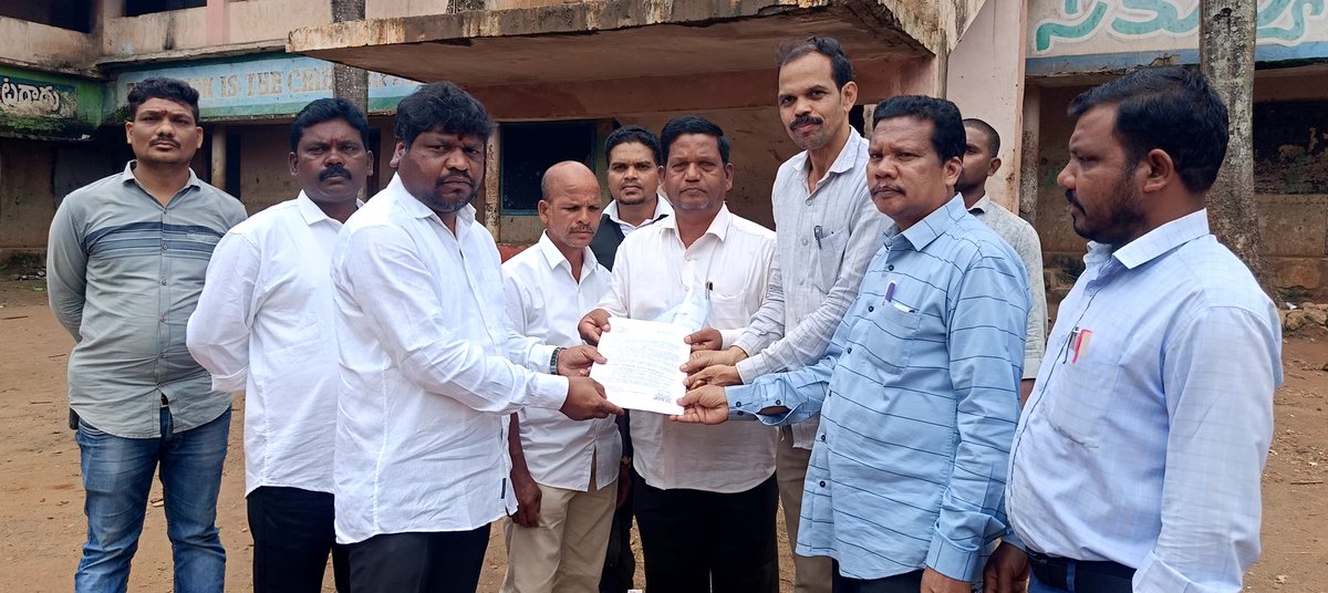 YSRCParty's tweet photo. జిల్లా కేంద్రంలో అధికారులు లు పర్యవేక్షణ ఇంత లోపమా..గిరిజన ప్రాంత విద్యార్థులపై ప్రభుత్వం ఇంత శాపమా? 

అల్లూరి సీతారామరాజు జిల్లా 
జిల్లా కేంద్రమైన పాడేరు పట్టణంలో���ి తలరసింగి ప్రభుత్వ గిరిజన సంక్షేమ బాలుర ఆశ్రమ పాఠశాలలో ఈరోజు ఎమ్మెల్యే విశ్వేశ్వరరాజు గారు తనిఖీ చేశారు, హాస్టల్ వసతి గృహాల్లో గిరిజన విద్యార్థులు ఉంటున్న గదులను ఎమ్మెల్యే మత్స్యరాస విశ్వేశ్వర రాజు గారు స్వయంగా చూసి చలించిపోయారు.పాఠశాలలో సుమారు 432 మంది గిరిజన  విద్యార్థులు ఉన్నారని కానీ వారికి ఎటువంటి మ��లిక వసతి సదుపాయాలు లేవన్నారు. విద్యార్థులు ఉంటున్న గదులు చూస్తే పందులు కూడా అసహ్యించుకొని నిద్రపోవన్నారు. పూర్తిగా  తలుపులు కిటికీలు లేక హాస్టల్ మొత్తం అధ్వాన్నంగా ఉందని, భవనం పూర్తిగా శిధిలదశకు చేరిందని, ప్రతి రోజు విద్యార్థులు నిద్రిస్తున్న సమయంలో భవనం పెచ్చులూడి పడుతుందన్నారు. జిల్లా అధికారులు రోజు ఇదే మార్గంలో రాకపోకలు సాగేస్తుంటారని కానీ లోపల విద్యార్థులు పడే బాధలు  తెలుసుకోలేకపోవడం తీవ్ర విచారకరమన్నారు. ఇంత దారుణంగా జిల్లా కేంద్రంలోని ఓ గిరిజన సంక్షేమ వసతి గృహం పరిస్థితి ఉంటే  రాష్ట్ర ముఖ్యమంత్రి చంద్రబాబు నాయుడు, రాష్ట్ర విద్యా శాఖ మంత్రి నారా లోకేష్, గిరిజన సంక్షేమ శాఖ మంత్రి గుమ్మడి సంధ్యారాణి గిరిజన సంక్షేమానికి పెద్దపీట వేస్తున్నామని చెప్పడం సిగ్గుచేటు అన్నారు. జిల్లా కేంద్రంలోని వసతి గృహం పరిస్థితి ఇలా ఉంటే మారుమూల ప్రాంతంలో గిర���జన సంక్షేమ వసతి గృహాల పరిస్థితి ఏమిటి అని ప్రశ్నించారు. కాలం చెల్లిన భవనాల్లో విద్యార్థులను ఉంచటం సరైన పద్ధతి కాదన్నారు. విద్యార్థుల��ు ఏదైనా జరగరానిది జరిగితే ఎవరు బాధ్యత వహిస్తారని ప్రశ్నించారు. గత వైయస్ఆర్ సీపీ ప్రభుత్వం హయాంలో వేలాది పాఠశాలలు నాడు నేడు పేరుతో రూపురేఖలు మార్చామన్నారు. కానీ కూటమి  ప్రభుత్వం అధికారంలోకి వచ్చిన తర్వాత నుండి విద్యాభివృద్ధికి  చేసింది శూన్యమన్నారు. ఎమ్మెల్యే విశ్వేశ్వర రాజు పాఠశాలను తనిఖీ చేసిన సంగతి తెలుసుకున్న సంక్షేమ శాఖ డీడీ రజని పాఠశాలను సందర్శించారు. పాఠశాల మరమ్మతులకు గతంలోనే రూ. 75 లక్షల నిధులు మంజూరూ అయిందని టెండర్లు పూర్తయిన తర్వాత ప్రారంభిస్తామని ఆమె ఎమ్మెల్యేకు హామీ ఇచ్చారు..
అరకు ఎన్నికల సభలో జీవో నెంబర్ 3 పునరుద్ధరిస్తామని హామీ ఇచ్చిన చంద్రబాబు నాయుడు అధికారంలోకి వచ్చిన తర్వాత కనీస పట్టింపు లేదన్నారు. జీవో నెంబర్ 3 పై స్పష్టత ఇచ్చిన తర్వాతే సీఎం చంద్రబాబు పాడేరులో పర్యటించాలని లేనిపక్షంలో ఆయన పర్యటనను వైయస్ఆర్ సీపీ ఆధ్వర్యంలో పెద్ద ���త్తున అడ్డుకుంటామని హెచ్చరించారు. 
పాఠశాల సిబ్బంది క్వార్టర్స్ మరమ్మత్తులకు ��ినతి..స్థానిక గిరిజన సంక్షేమ ఆశ్రమ పాఠశాలలో విధులు నిర్వహిస్తున్న బోధన, బోధనేతర సిబ్బంది నివాసం ఉండేందుకు తీవ్ర ఇబ్బందులు ఎదుర్కొంటున్నామని గతంలో పాఠశాల సమీపంలో ఏర్పాటు చేసిన క్వార్టర్స్ లో వేరే వ్యక్తులు నివాసం ఉంటున్నారని పైగా ఆ భవనాలన్నీ పూర్తిగా మరమ్మతులకు గురైందని ఈ  చర్యలు తీసుకోవాలని కోరుతూ ఎమ్మెల్యే విశ్వేశ్వర రాజు గారికి ఉపాధ్యాయులు, ఉద్యోగ సంఘ నాయకులు వినతిపత్ర�� అందజేశారు.
ఎమ్మెల్యే వెంట వైయస్ఆర్ సీపీ ఎస్టీ సెల్ పాడేరు నియోజకవర్గం అధ్యక్షుడు సరభ సూర్యనారాయణ, మాజీ సర్పంచ్ మినుముల కన్నా పాత్రుడు తదితరులు ఈ కార్యక్రమంలో పాల్గొన్నారు.