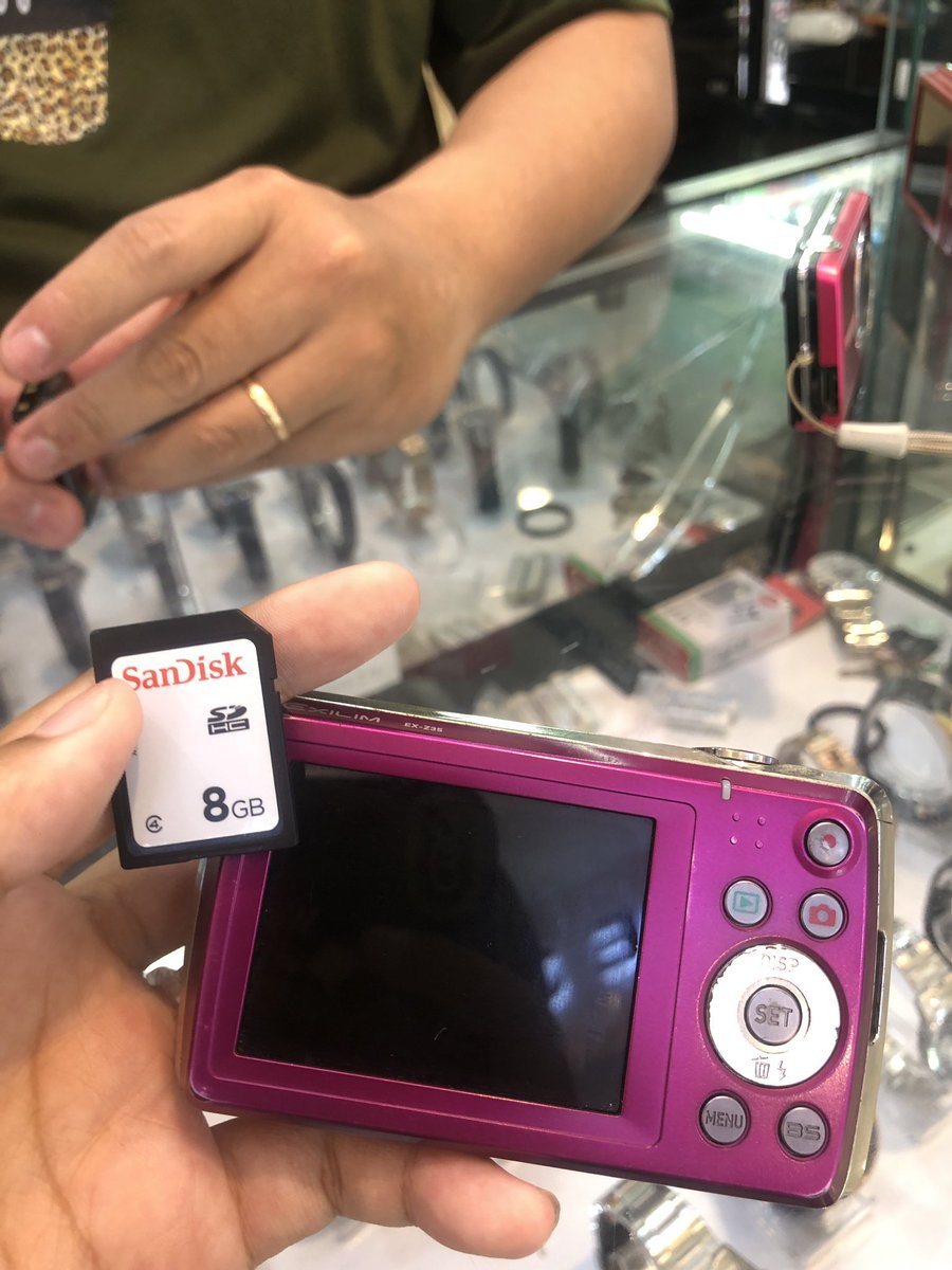 nothingtulusaj's tweet photo. WTS Digicam Casio Exilim Ex-Z35 
⁃ fullset no box 
⁃ body lecet dikit pemakaian
⁃ zoom in/out mulus
⁃ flash on
⁃ all fitur normal

Belum ada setahun pake beli di toko 
💸1 juta (nego tipis pls) 
Siap cod jabodetabek https://t.co/M1iToGvafn