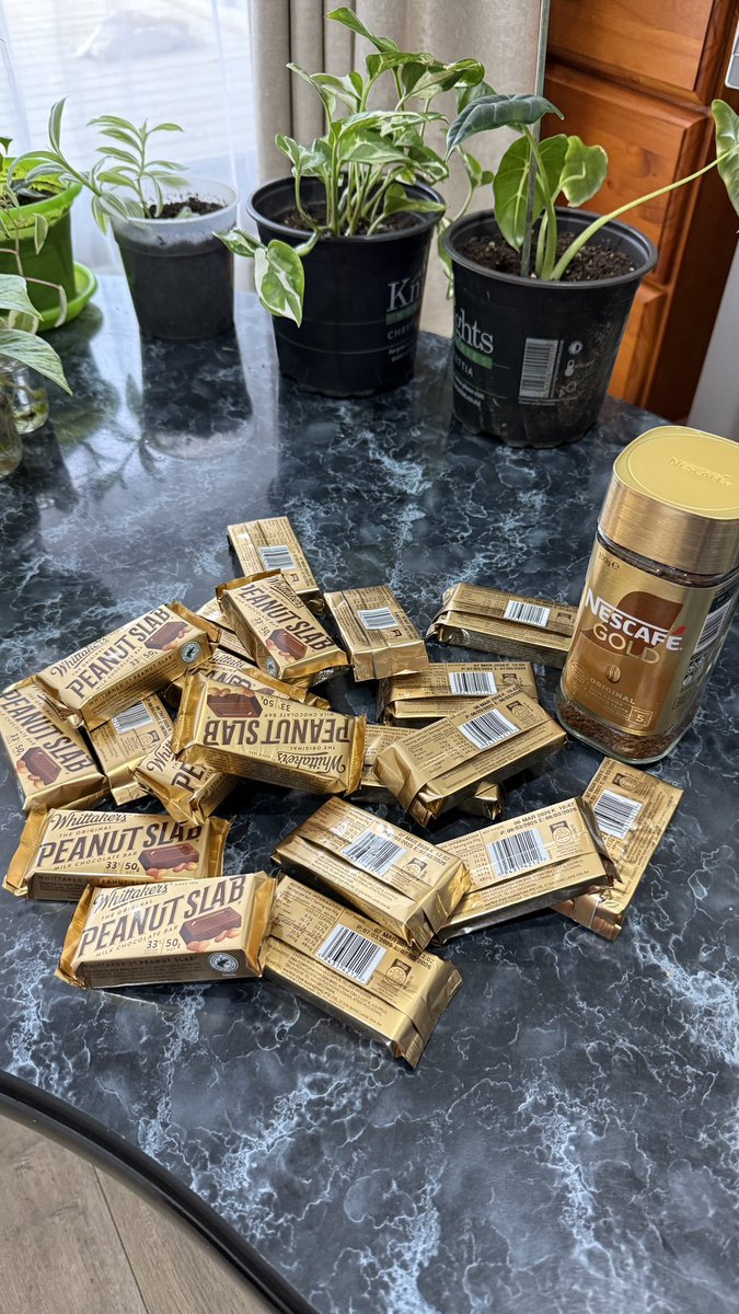 20周年おめでとう御座います！と、これ頂きました。
一番好きなチョコ20個と、一番好きなインスタントコーヒー😍
ありがとうございます😭
#nzdaisuki