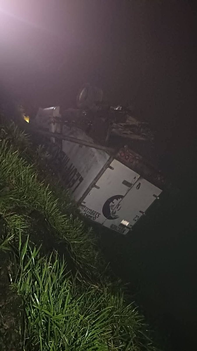 #AlMomento|| Salida del camino y volcadura de una camioneta en el kilómetro 238, pasando la zona conocida como la Estancia sobre la autopista Puebla-Orizaba con dirección a Veracruz.