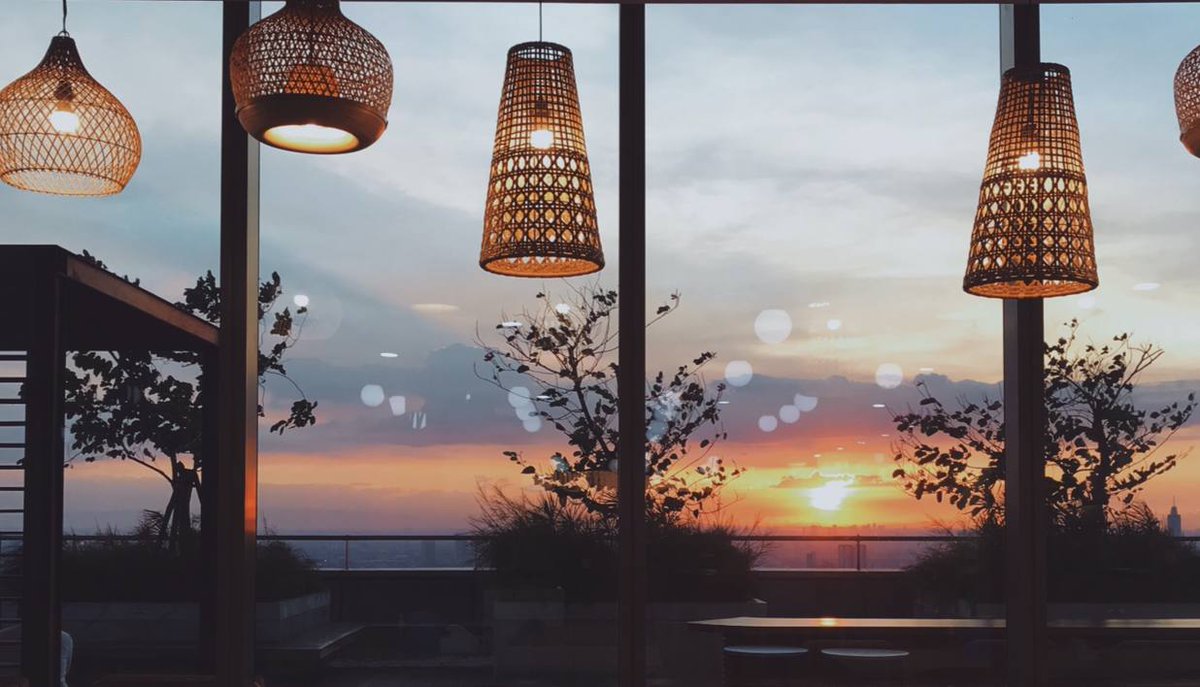 Hvarfheim_'s tweet image. One of those deadline days when I couldn’t tenggo, melipir ke pantry for some cold water and find the prettiest sky waiting. I forgot I was a corporate gremlin for like 2 minutes hehehe. :] #TinyJoys