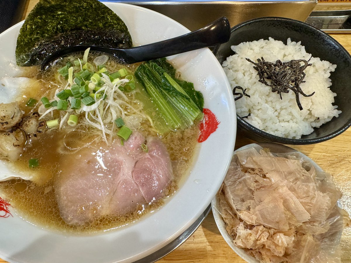 ogaken1102's tweet photo. @umi_no_chikara 
しじみとホタテの醤油ラーメン��
いただきました。
スープがしつこく無く
とても美味しかったです。
ご馳走さまでした😋 https://t.co/rb1xUVMUa7