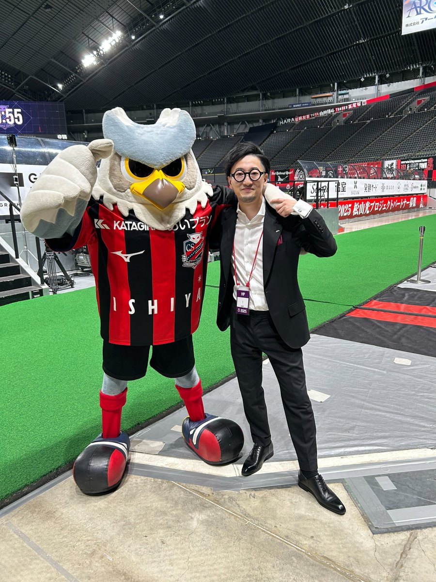 dolekun's tweet image. 今日は #グラフィックマッチ だよ～！⚽️✨

今日からコンサドーレファミリーになっていただきます
(株)グラフィックホールディングスの
山本代表と2ショットしたよ！🤳

勝利目指していっしょに戦いましょう～！❤️🖤🔥

＃consadole
#グラフィックホールディングス
#赤黒フェスタ