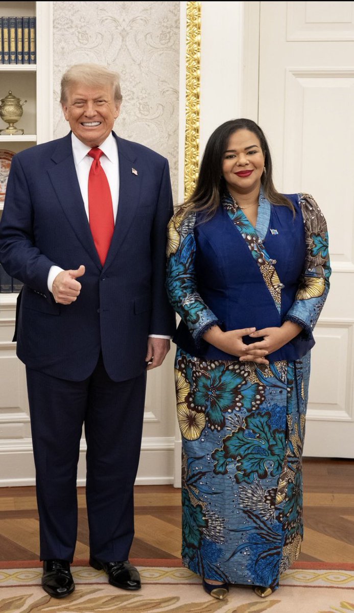 Ne montrez pas cette photo à <a href="/Muyumba/">Amb.Francine MUYUMBA NKANGA 🇨🇩</a> et sa bande, ils risquent d’avoir l’insomnie.  
Après 18ans auprès de Kabila, elle n’a jamais assumé une responsabilité quelconque dans l’intérêt de la RDC. 

Kabila savait utiliser leurs cerveaux pour ses propres avantages. 

Tshisekedi lui,