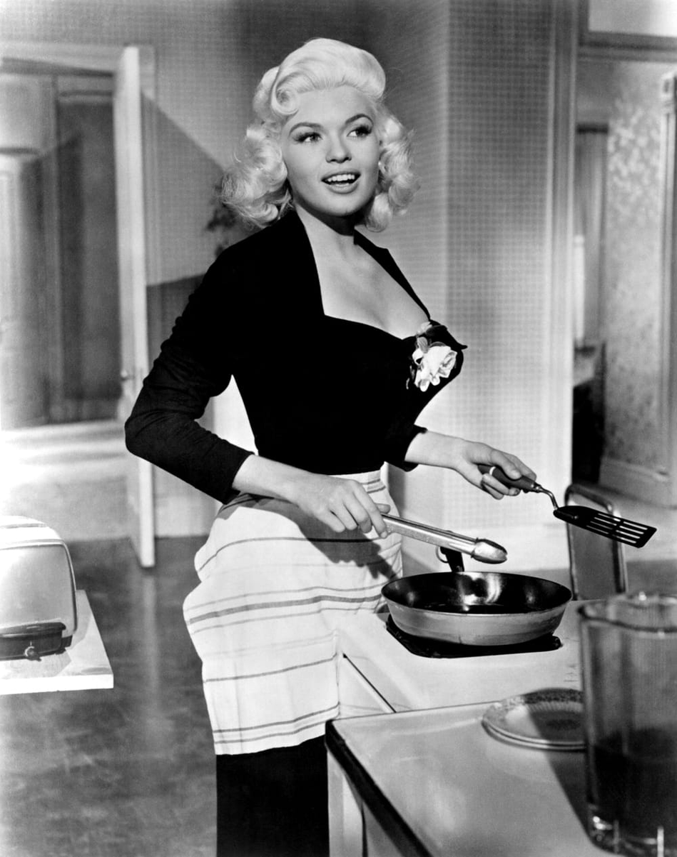 Lasiandra345315's tweet image. 101 Ways To Be More Seductive: #32
Always wear sexy clothes around the house, even and especially when you're doing chores.
