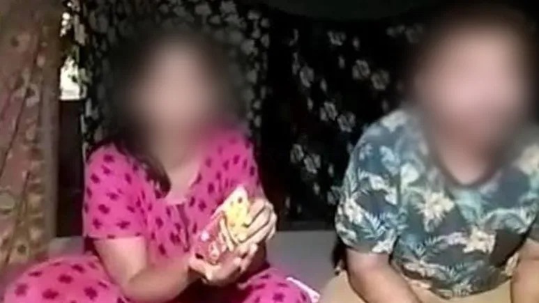 भारत दुनिया की ऐसी चौथी बड़ी अर्थव्यवस्था है,
जहाँ माँ - बाप को अपने बच्चों की स्कूल और कॉलेज की फीस भरने के लिए 
वैश्यावृत्ती का सहारा लेना पड़ता है,

धिक्कार है ऐसी चौथी बड़ी अर्थव्यवस्था के तमगे पर,