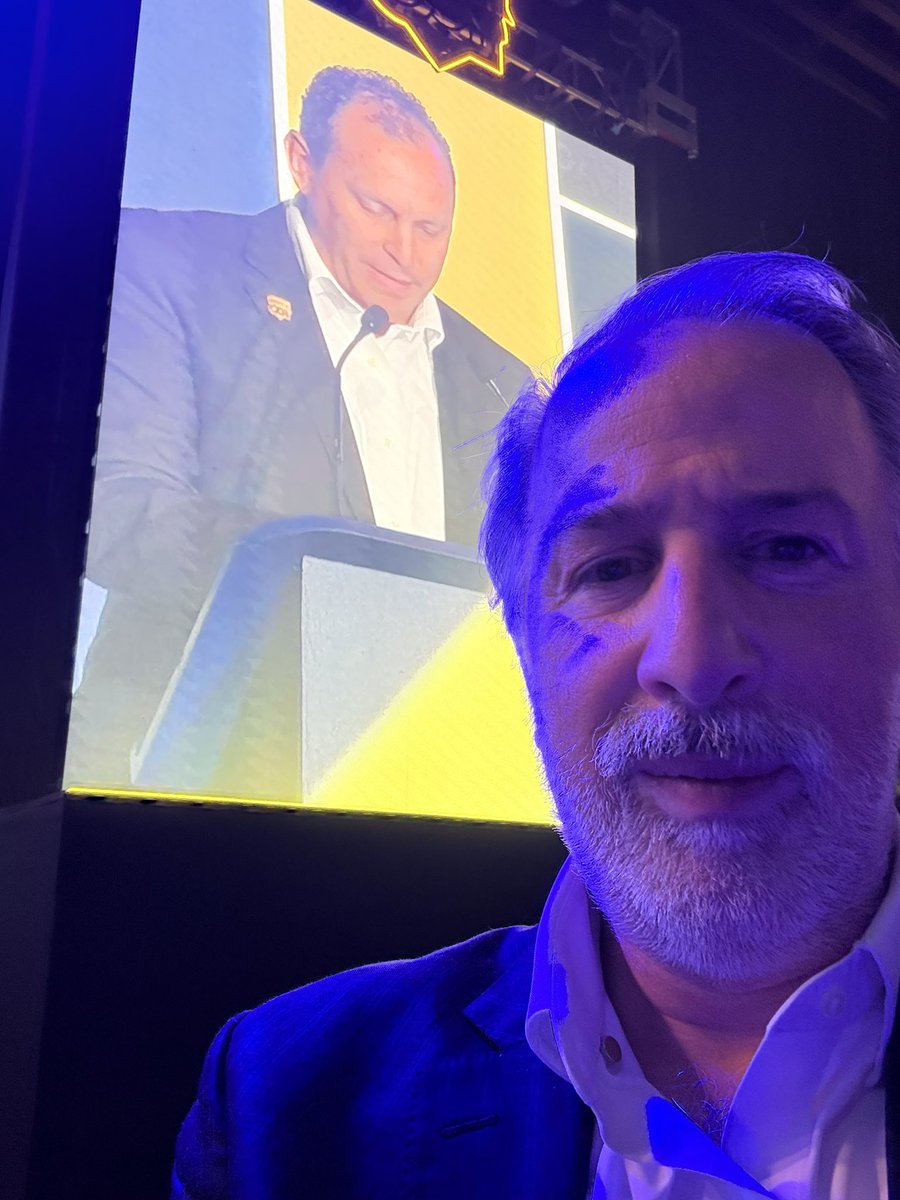 JoseAMeadeK's tweet image. 100 años de la @LigaMexBeis. Que padre celebración de  @HoraciodelaVega y Memo Murra. Aficionados y dueños, cronistas y mascotas, porras y mascota, medios y estadistas. 
Al centro peloteros y pasión. 
100 años, 20,000 jugadores, 30 nacionalidades. 
Es el rey de los deportes.