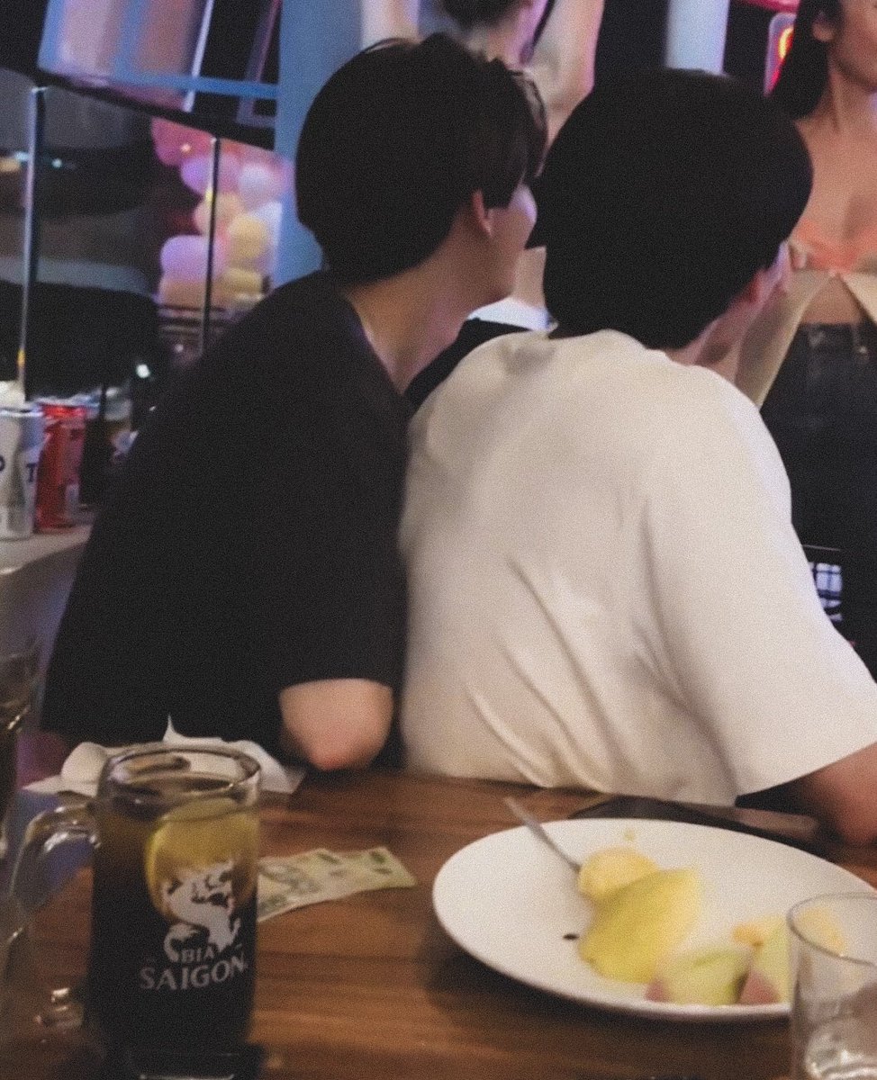 WanaAnanYW's tweet photo. เราจะนั่งพิงอกเพื่อนเหรอวะ https://t.co/7niI4hG8Bz
