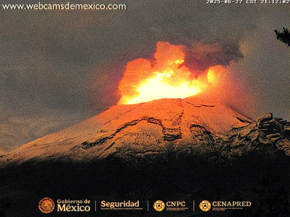 webcamsdemexico's tweet photo. #Volcán #Popocatépetl esta noche. 🌋
🚦 Alerta Volcánica: #AmarilloFase2.
Radio de exclusión: 12 km. 🚷
Vía: #CENAPRED @CNPC_MX.
Vista #EnVivo hacia el Volcán desde #Tlamacas 👇🏼
https://t.co/IRnL36H45o https://t.co/5yMI4mLIMy