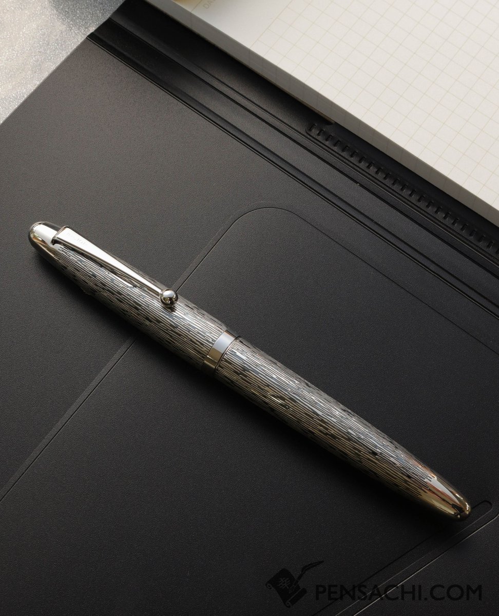 pen_sachi's tweet photo. Items in frame:
🔺PILOT Silvern Sterling Silver - Spinning Raw Silk
Nib: 18K Gold

🔺Maruman Mnemosyne A5 Notepad 5mm - Graph N188A with PP Holder
⁠
#pensachi #fountainpen #sterlingsilvern #pilotpen #fpgeeks #fpn #goldnib #plumaestilográfica⁠ #silver #writing #nib #ink #pen 
⁠ https://t.co/DnCTwHHB1I