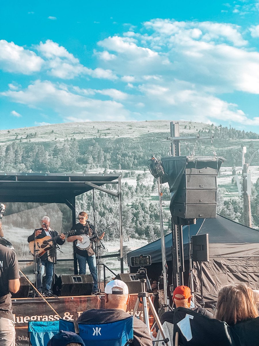 TateGreer1's tweet photo. Having a great time in gorgeous @southdakota - can’t beat the view! #bluegrassfestival #banjovi #outdoors https://t.co/AEQ38i3zvO