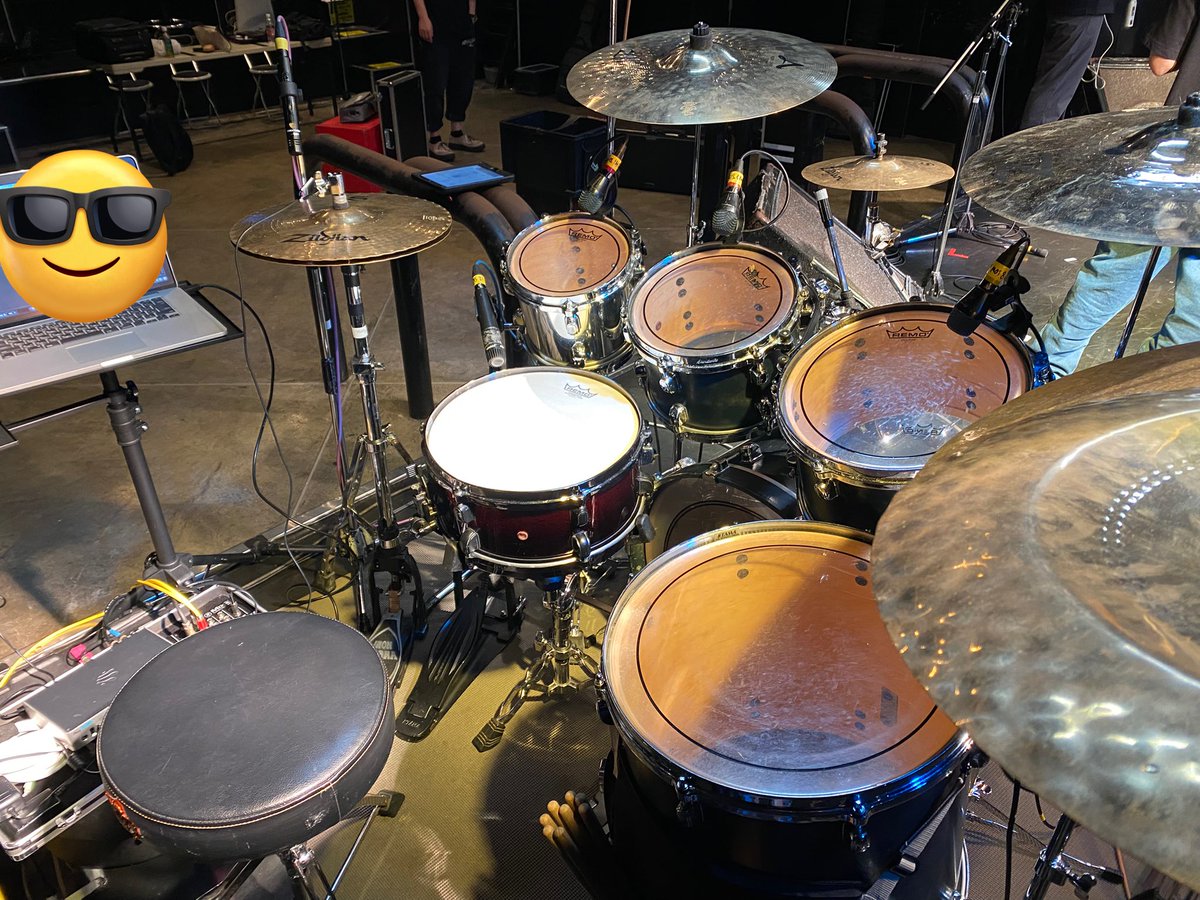 ドラムセッティング完了🥁
なかなかこのアングルでドラム見る機会ってないと思うステージセットでお届けいたしやす‼️

当日も下記URLでチケットご購入頂けますので是非に。

#オカジの日
#飲み会ノミカタ
