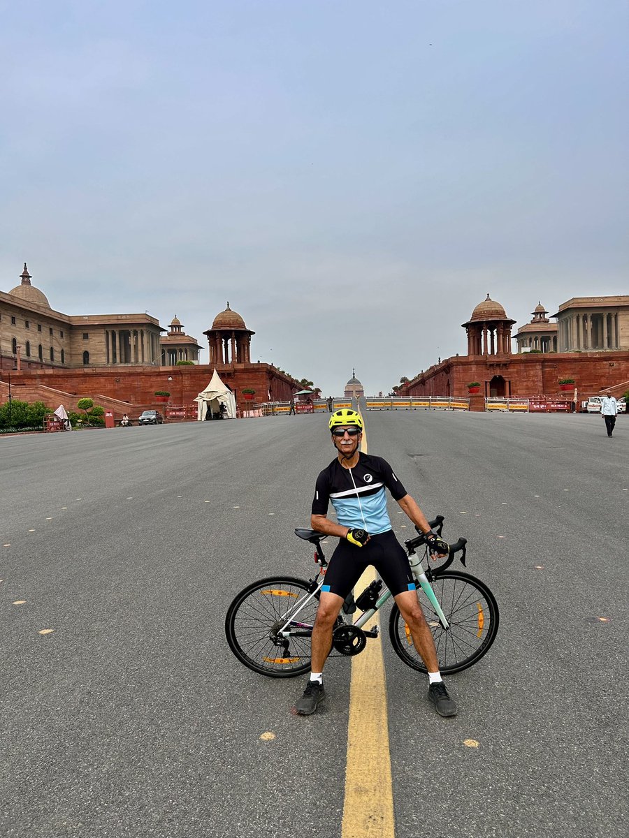 aseemanand67's tweet photo. Early start today... Father &amp; son 🚴🏼 to Lyutens. Hybrid day out after over an year... @arnavanand29 https://t.co/xHS5C8R2dD