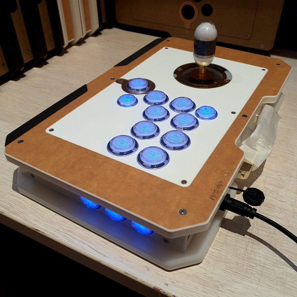 goldenlever's tweet photo. White Gold Obi Capsule completes the beauty of this #VM6R! 😍

° VM6R S30 White Gold
° #GoldenLever Hybrid Setup
° Obi Capsule White Gold
° #FB2040 PCB
° #Qanba KS Buttons
° CQD Connection https://t.co/Ijsql301ix