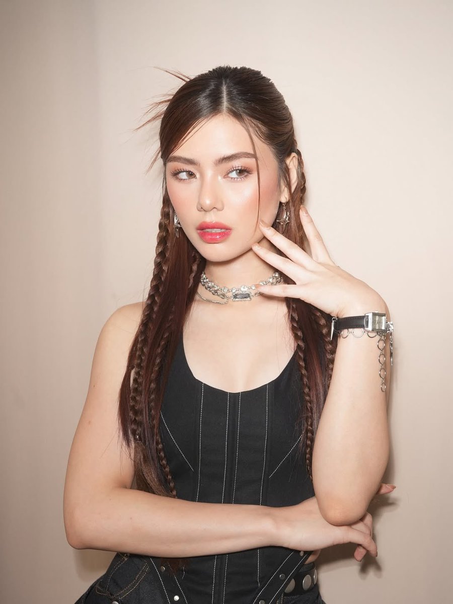 MIKHA LIM’S AURA AND FACE CARD 🩶

📸: antheabueno