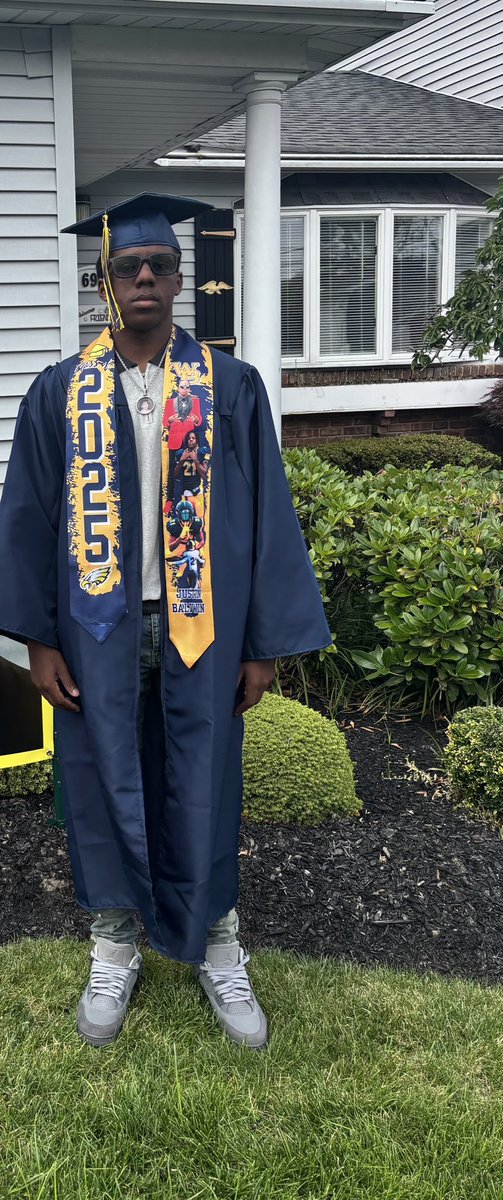 JustinB50464315's tweet photo. Graduated today!  Looking forward to the future as a college student athlete @KUFootball212 @CoachGarrett53 @CoachEvanDurand @Coach_Galante https://t.co/ciSTQVQbT4