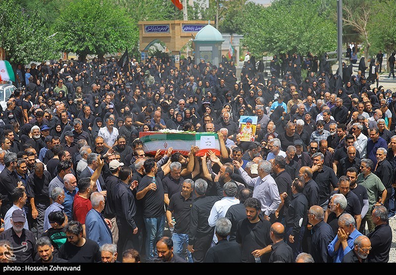 RJahanbin85534's tweet photo. ملت ما امروز نه فقط شهیدان را تشییع می‌کند، بلکه ایمان، غیرت و عزتش را به خیابان می‌آورد و جهانی را به حیرت وا‌می‌دارد. 🇮🇷😮🔥
#بدرقه_90میلیونی
#ملت_سرافراز https://t.co/j3E8JCoUAH