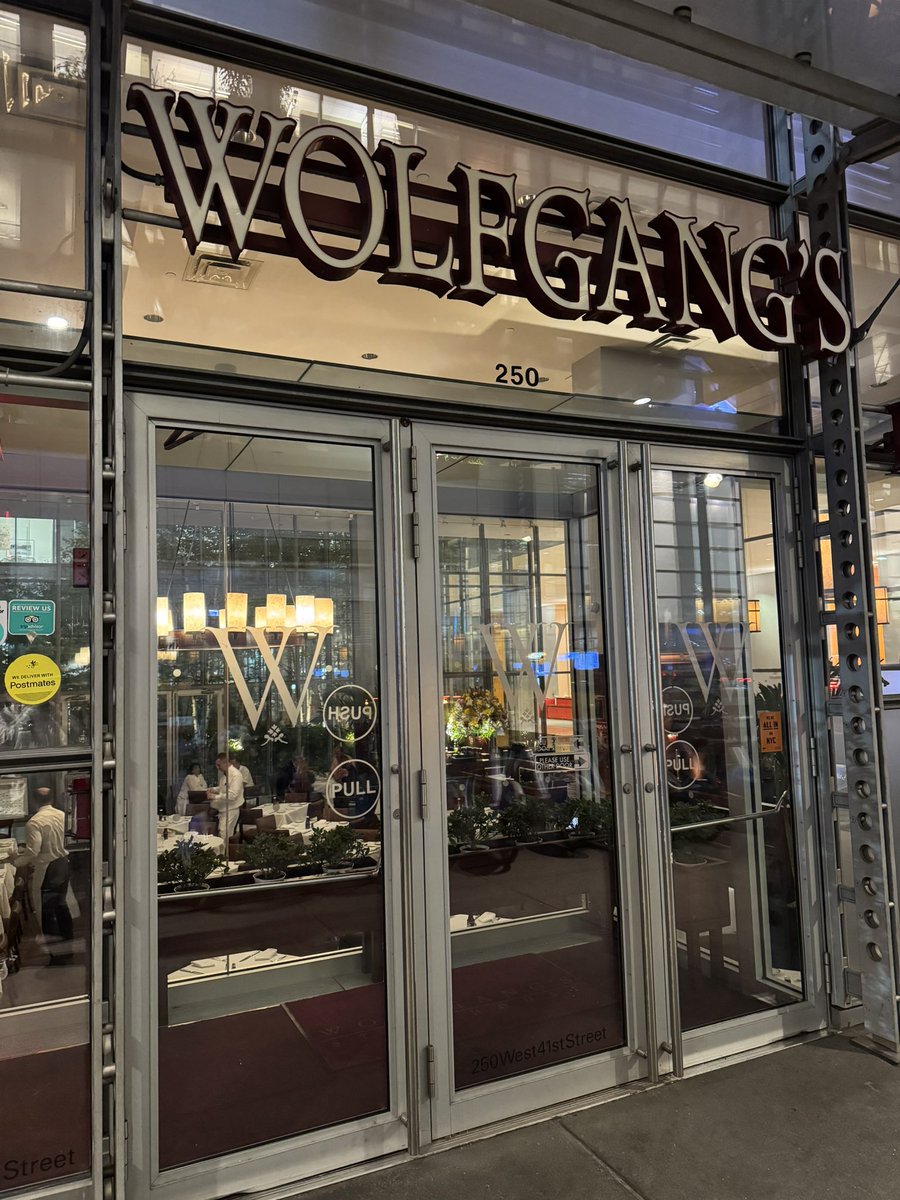 뉴욕에서 먹은 첫끼 뉴욕에서 첫끼로 울프강 스테이크 먹었습니다 오랜만에 먹어도 맛있고 비슷한데 스테이크 특) 세조각 먹으면 물리기  시작함 그래도 간만에 뉴욕 야경 구경하고 맛있는거 먹어서 좋았읍니다 마침 @MemeCore_ORG @MemeX_MRC20 야핑이  시작되었으니, 이번