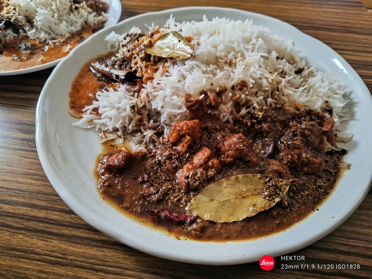 本日の無印カレーは

チキンペッパーフライ
ローストプラウンのスパイシーカレー
の、あいがけカレー

アイドル主役の脇を実力派俳優で固めたドラマって感じでしょうかw