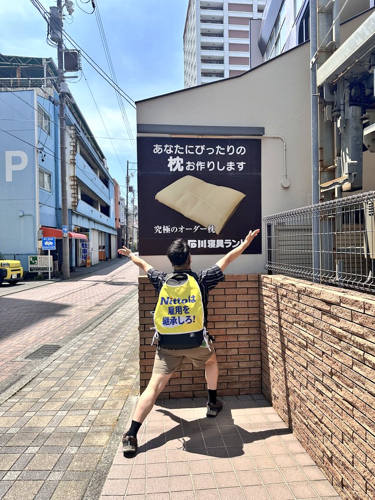 옵티칼 몸자보 영업중.
많이들 쳐다보고 가십니다.
날은 덥고 습해도 고공보단 덜하겠죠.
들쳐매고 걸어다니는 것 뿐이지만
조금이나마 힘이 되기를.
#부부유랑단 #시즈오카 #옵티칼